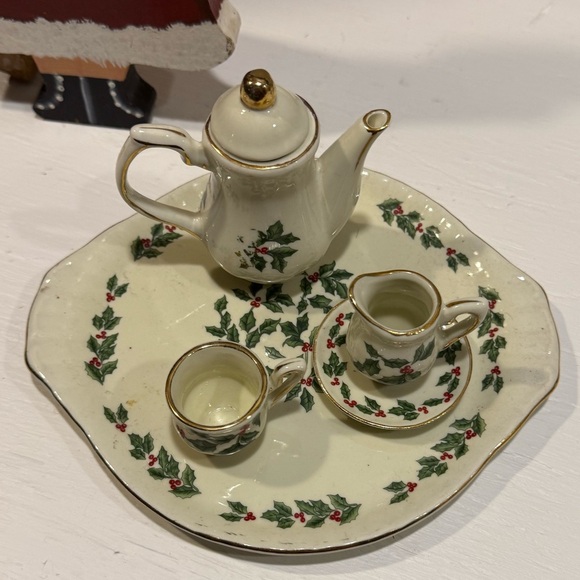 Rare Vintage Miniature Holly Berries Gold Trim Tea Set - Picture 5 of 8